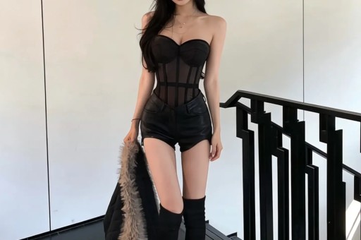 女星超大牌排场惹热议与男助理亲密举动引全网吵翻